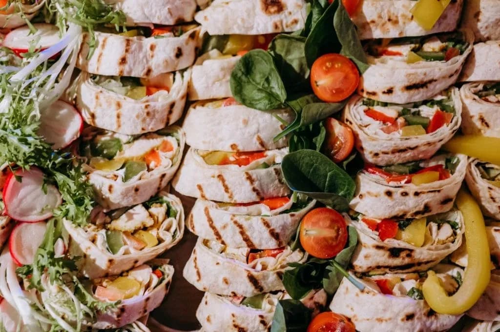 Kolacja dla gości: Pomysły, przepisy i jak uniknąć stresu