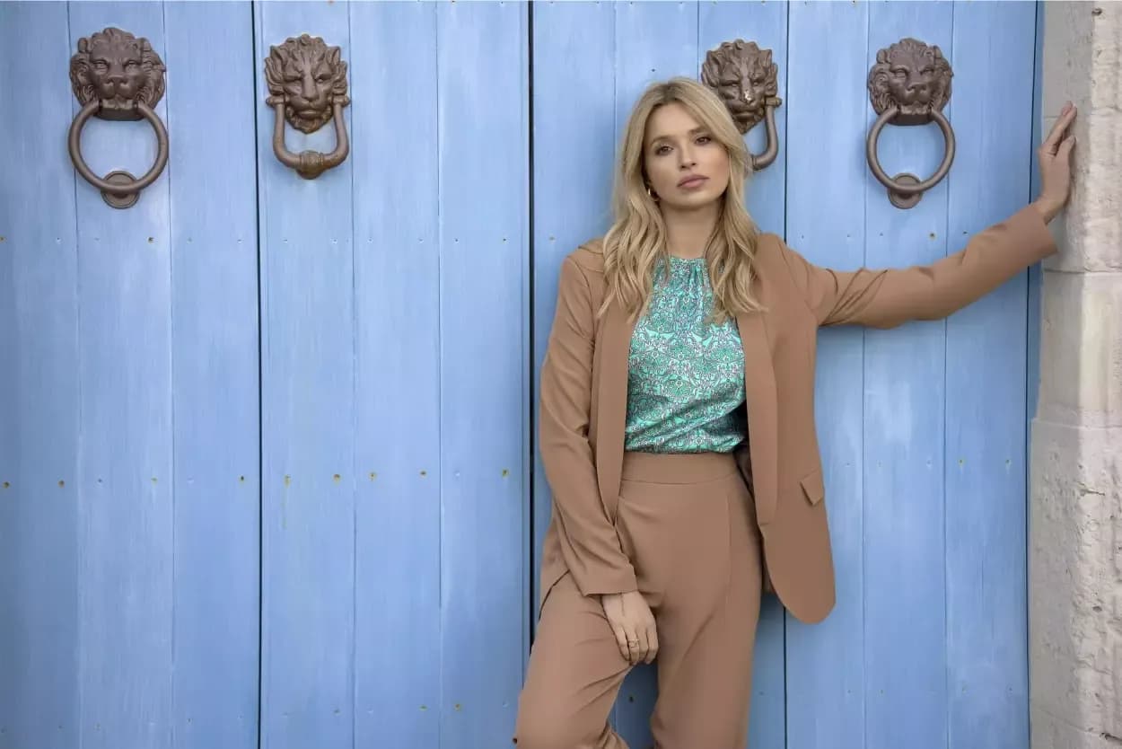 Jak się ubrać na wesele? Poradnik gościa, stylizacje i trendy